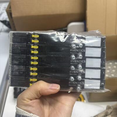 AVENTICS STOCK Vanne pneumatique 5/2 voies avec double électrovanne 850 l/min et 24 V DC