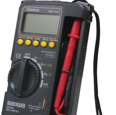 Le CD800a de Sanwa. Le CD800a2. Le CD800a3. Le multimètre numérique à couverture robuste.